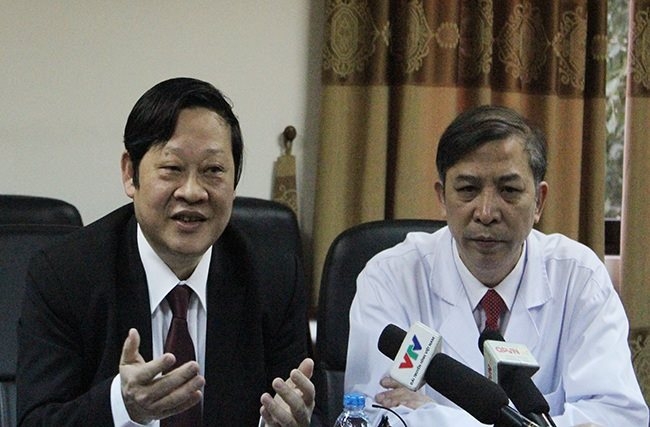 Thứ trưởng Nguyễn Viết Tiến v&agrave; Gi&aacute;m đốc bệnh viện Vũ B&aacute; Quyết trả lời phỏng vấn.