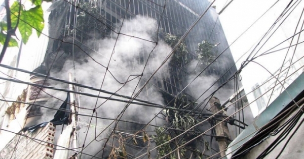 Hà Nội: Cháy nhà 3 tầng trong ngõ, hàng trăm người dân phát hoảng