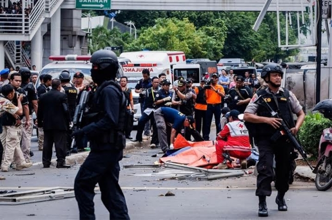 Cảnh s&aacute;t Indonesia tại hiện trường vụ tấn c&ocirc;ng ng&agrave;y 14/1. (Ảnh: Reuters)