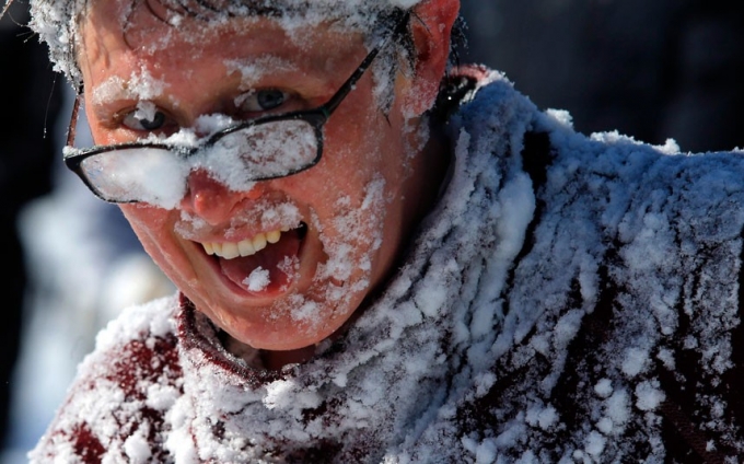 Người đ&agrave;n &ocirc;ng th&iacute;ch th&uacute;, chơi đ&ugrave;a dưới tuyết. (Ảnh:Reuters)