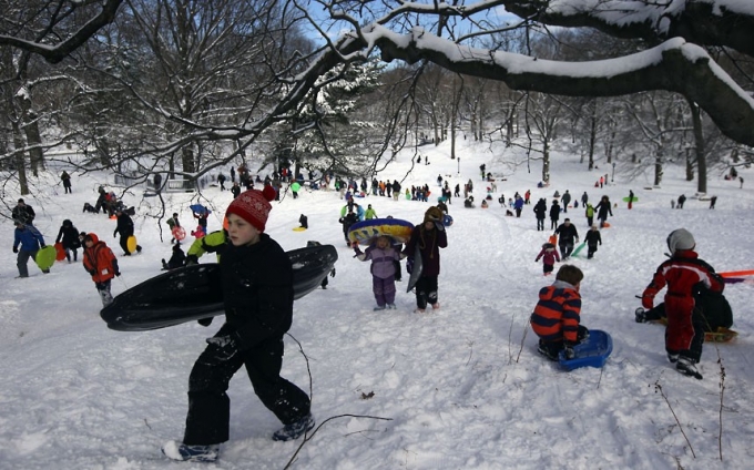 Trẻ nhỏ c&ugrave;ng nhau chơi trượt tuyết. (Ảnh:AP)