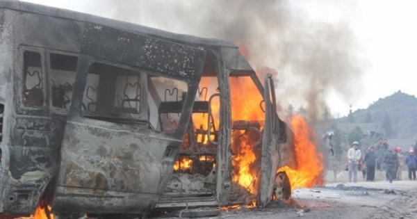 Hà Giang: Ô tô 16 chỗ bất ngờ bị “bà hỏa” thiêu rụi