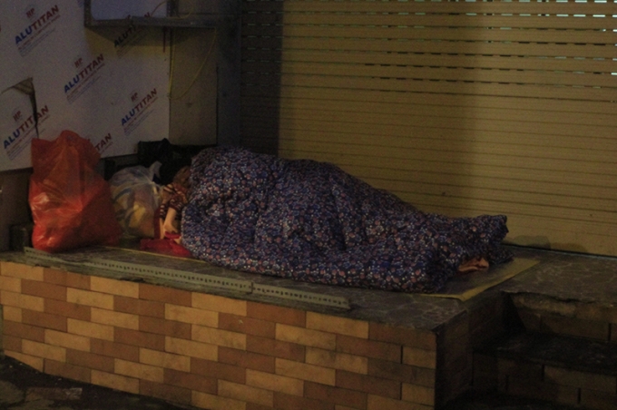 H&agrave; Nội: Người v&ocirc; gia cư co quắp trong r&eacute;t buốt kỷ lục