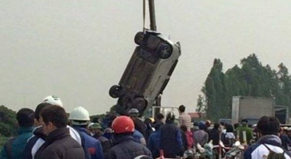Hưng Yên: Kinh hãi thấy xe taxi và thi thể tài xế dưới sông