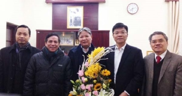 Bộ trưởng Hà Hùng Cường chúc mừng Thứ trưởng Lê Thành Long trúng cử