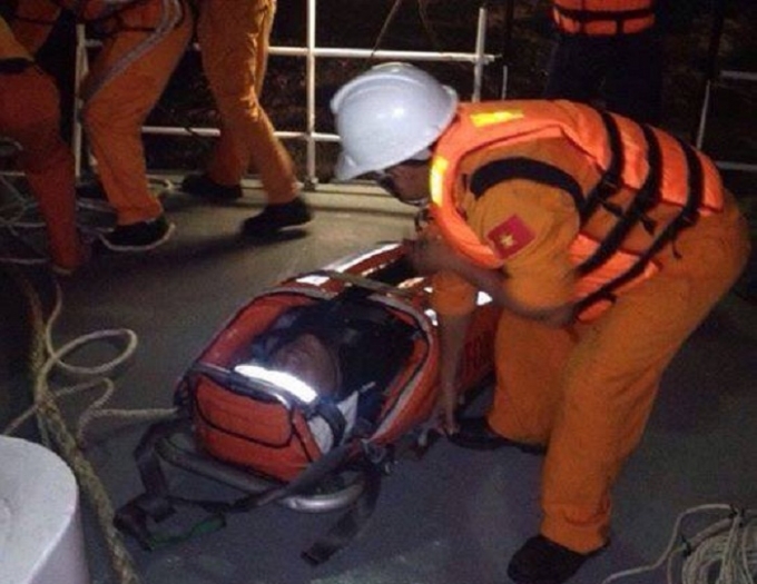 T&agrave;u SAR 272 cấp cứu thuyền vi&ecirc;n bị nạn.&nbsp;