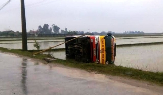 Thanh Hóa: Xe buýt lật nhào xuống ruộng sau khi đấu đầu xe bán tải