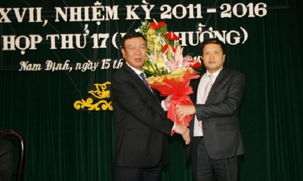 T&acirc;n Ph&oacute; Chủ tịch UBND tỉnh Nam Định Ng&ocirc; Gia Tự (phải). Ảnh: C&ocirc;ng L&yacute;