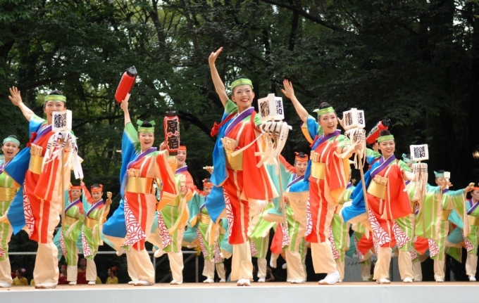 Những vũ điệu d&acirc;n gian của c&aacute;c quốc gia tham dự lễ hội.