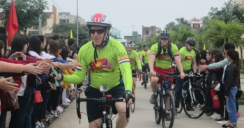 Đại sứ Mỹ tại Việt Nam đạp xe tới Quảng Bình