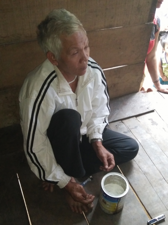 &Ocirc;ng Hồ Văn Sơn kể về chuyện gạo từ thiện bay m&ugrave;i x&agrave; ph&ograve;ng.