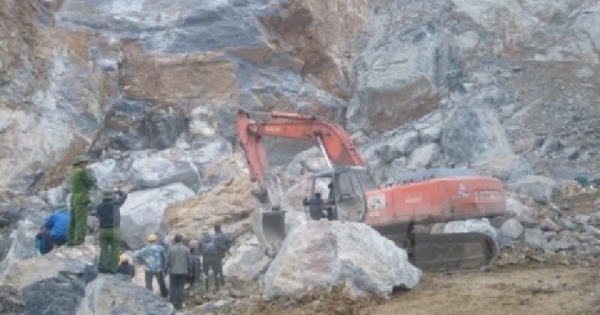 Quảng Ninh: Sạt lở núi đá, 3 người bị vùi lấp