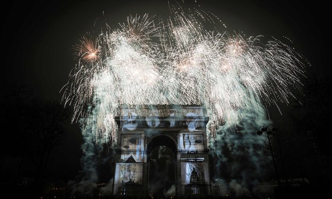 Tại cổng Arc de Triomphe, Paris, ph&aacute;o hoa rực rỡ được bắn l&ecirc;n ch&agrave;o mừng năm mới.