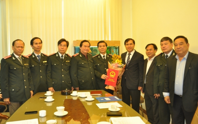 Thứ trưởng L&ecirc; Quang H&ugrave;ng tặng hoa ch&uacute;c mừng đội ngũ l&atilde;nh đạo Thanh tra Bộ X&acirc;y dựng.