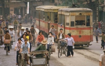 "Tiền bối" của xe buýt nhanh BRT: Tàu điện xưa ở Hà Nội hoạt động như nào?