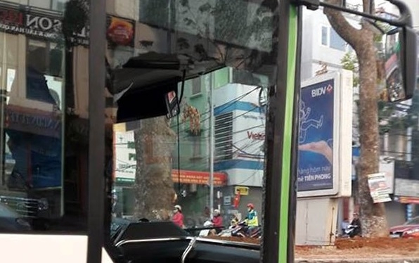 Chiếc xe con cố t&igrave;nh lấn l&agrave;n, tạt đầu xe bu&yacute;t nhanh BRT khiến xe bu&yacute;t vỡ k&iacute;nh giữa phố H&agrave; Nội.
