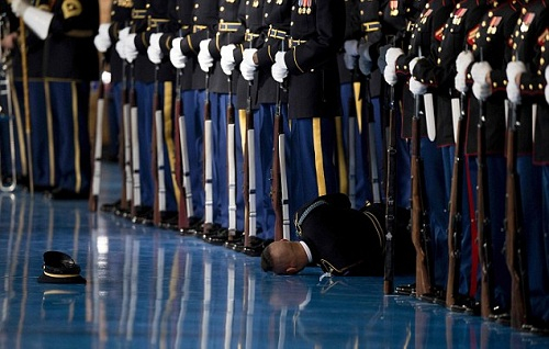 Một th&agrave;nh vi&ecirc;n đội danh dự Mỹ ng&atilde; gục trong lễ từ biệt của Obama. (Ảnh:&nbsp;AFP)