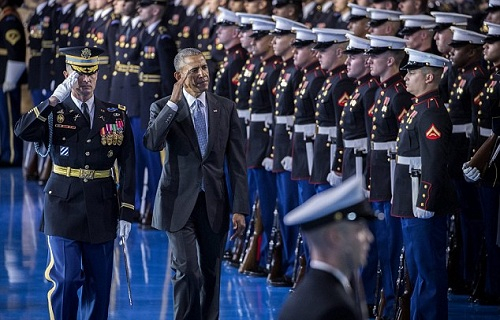 &Ocirc;ng Obama ch&agrave;o tạm biệt c&aacute;c lực lượng vũ trang. (Ảnh:&nbsp;AFP)