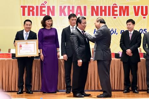 Thủ tướng trao Hu&acirc;n chương Lao động hạng Nh&igrave; cho Ph&oacute; Thống đốc NHNN. (Ảnh: VGP/Nhật Bắc)