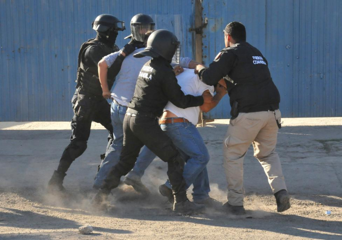 Một số người biểu t&igrave;nh đ&atilde; bị lực lượng cảnh s&aacute;t bắt giữ. (Ảnh: Reuters)