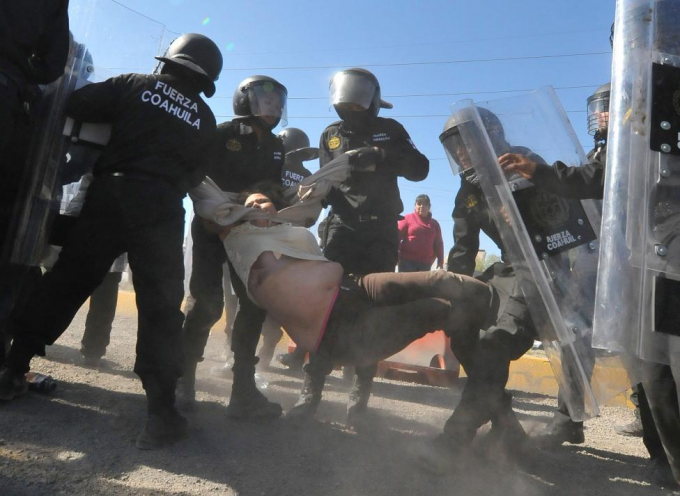Ch&ugrave;m ảnh: Biểu t&igrave;nh, bạo loạn do gi&aacute; xăng tăng ở Mexico