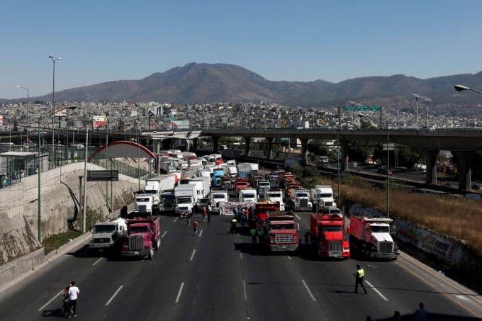 T&agrave;i xế xe tải chặn đường cao tốc Mexico-Queretaro trong cuộc biểu t&igrave;nh phản đối gi&aacute; xăng tăng ở Cuatitlan Izcalli, Mexico. (Ảnh: Reuters)