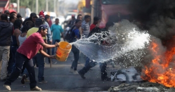 Chùm ảnh: Biểu tình, bạo loạn do giá xăng tăng ở Mexico