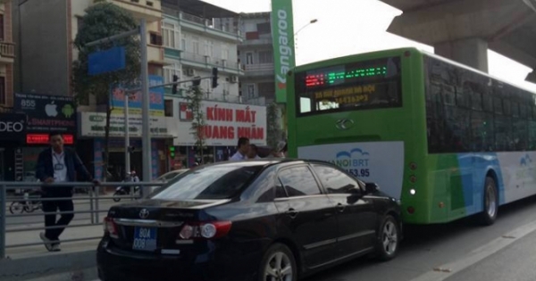 Hà Nội: Xe buýt nhanh bị xe biển xanh tông