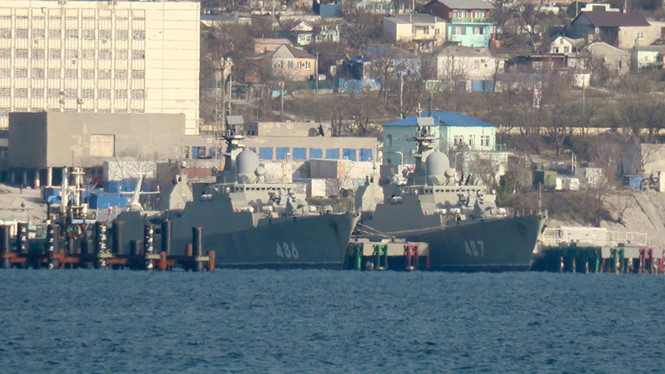 Cặp chiến hạm Gepard 3.9 của Hải qu&acirc;n Việt Nam tại qu&acirc;n cảng Novorossiysk (Nga), ng&agrave;y 4.1.2017