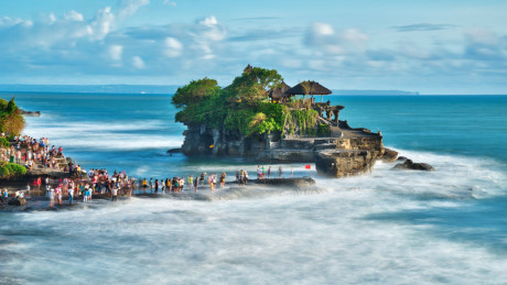 Đến Bali, bạn c&oacute; thể gh&eacute; thăm những địa điểm nổi tiếng như đền Tirta Empul, đền Tirta Empul, đ  ền Uluwatu, n  &uacute;i lửa Batur...  Ảnh:&nbsp;Newsky24.