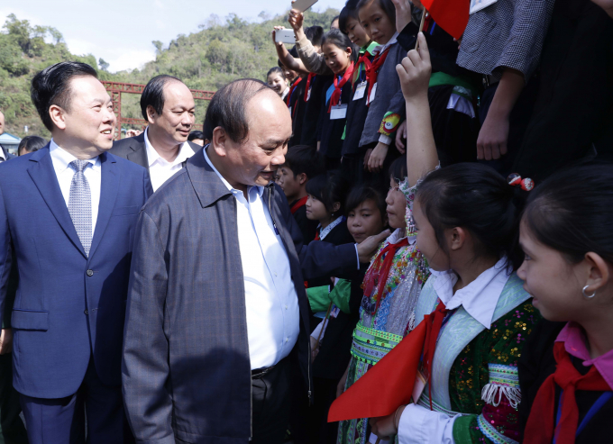 &nbsp;Thủ tướng Nguyễn Xu&acirc;n Ph&uacute;c thăm hỏi c&aacute;c em học sinh ở x&atilde; L&yacute; B&ocirc;n.
