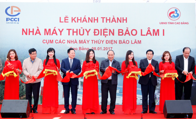 Thủ tướng Nguyễn Xu&acirc;n Ph&uacute;c đ&atilde; dự lễ cắt băng kh&aacute;nh th&agrave;nh Nh&agrave; m&aacute;y Thủy điện Bảo L&acirc;m 1.