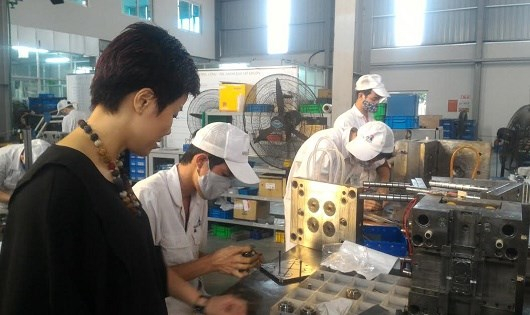Chủ tịch C&ocirc;ng ty Phan Thị Minh kiểm tra d&acirc;y chuyền sản xuất linh kiện cơ kh&iacute; xuất khẩu.