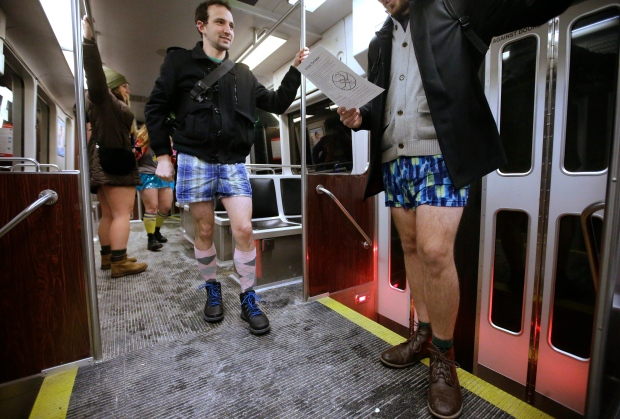 Thích thú với ngày hội không mặc quần trên tàu điện ngầm