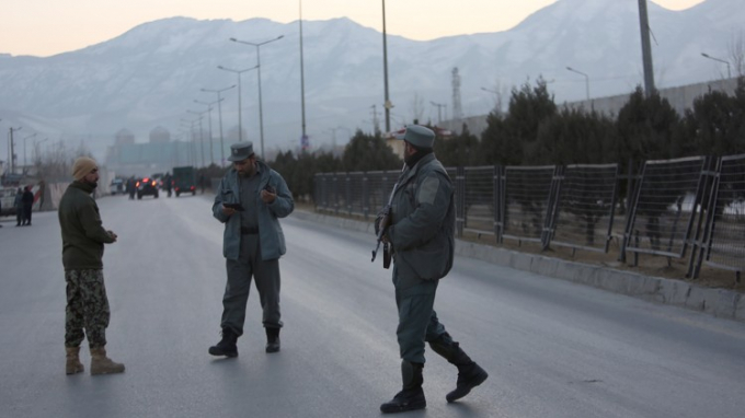 Lực lượng an ninh Afghanistan đứng gần hiện trường xảy ra 2 vụ đ&aacute;nh bom ở thủ đ&ocirc; Kabul. (Ảnh: Reuters)