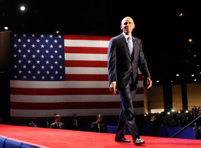 Tổng thống Barack Obama bước l&ecirc;n s&acirc;n khấu để bắt đầu b&agrave;i ph&aacute;t biểu từ biệt Nh&agrave; Trắng ở Chicago s&aacute;ng 1/11 (Ảnh: Reuters)