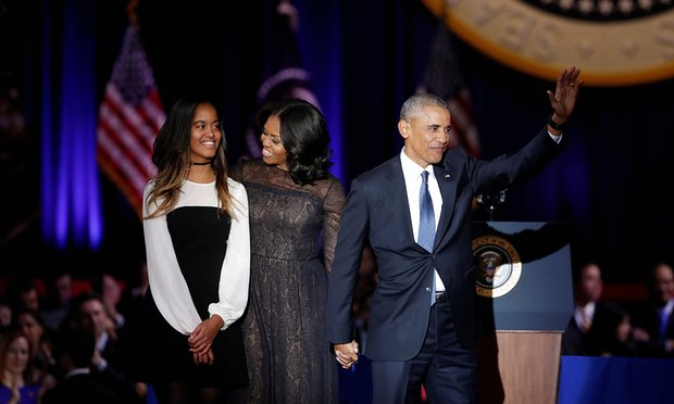 &Ocirc;ng Obama c&ugrave;ng vợ v&agrave; con g&aacute;i tại buổi ph&aacute;t biểu cuối c&ugrave;ng diễn ra tại Chicago. (Ảnh: Guardian)