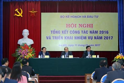 Thủ tướng Nguyễn Xu&acirc;n Ph&uacute;c dự hội nghị tổng kết năm 2016 của bộ Kế hoạch v&agrave; Đầu tư