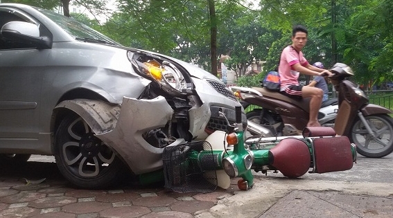 Tai nạn giao thông Plus: Xe container lật nhào đè ô tô 4 chỗ, 3 người thương vong