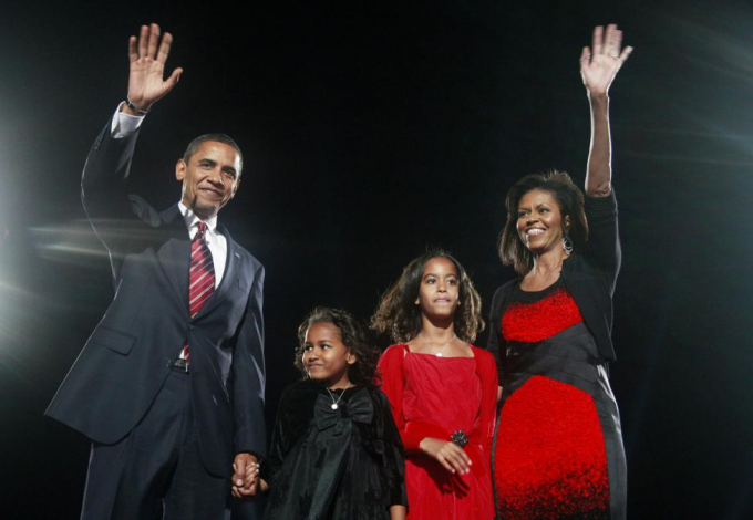 &Ocirc;ng Obama c&ugrave;ng vợ v&agrave; hai con g&aacute;i (Sasah v&agrave; Malia), vẫy tay ch&agrave;o mọi người sau khi đắc cử Tổng thống Mỹ &nbsp;năm 2008. (Ảnh: Reuters)