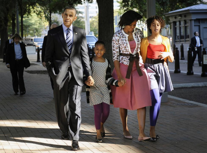 Gia đ&igrave;nh &ocirc;ng Obama c&ugrave;ng nhau dạo phố. (Ảnh: Reuters)