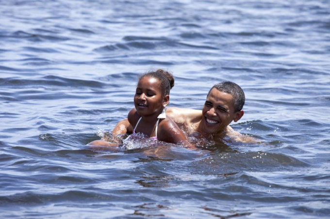 &Ocirc;ng Obama bơi c&ugrave;ng c&ocirc; con g&aacute;i &uacute;t. (Ảnh: Reuters)