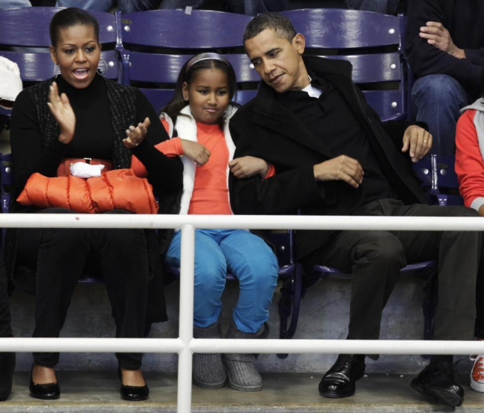 Tổng thống Obama đưa vợ con đi xem một trận đấu b&oacute;ng ch&agrave;y tại Đại học Howard v&agrave;o th&aacute;ng 11/2010. (Ảnh: Reuters)