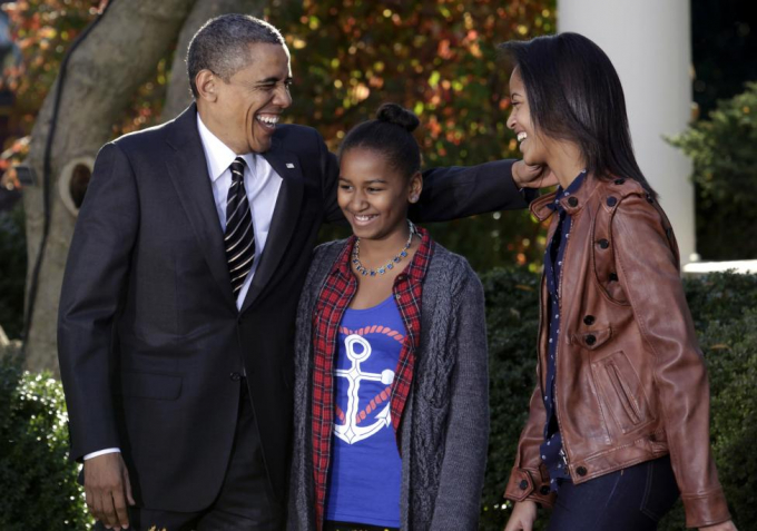 Tổng thống tươi cười với con g&aacute;i Sasha v&agrave; Malia khi &ocirc;ng x&aacute; tội cho g&agrave; t&acirc;y trong Lễ Tạ ơn tại Vườn Hồng, Nh&agrave; Trắng, năm 2012. (Ảnh: Reuters)