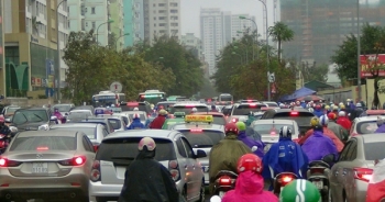 Hàng nghìn người Thủ đô chôn chân trong mưa rét