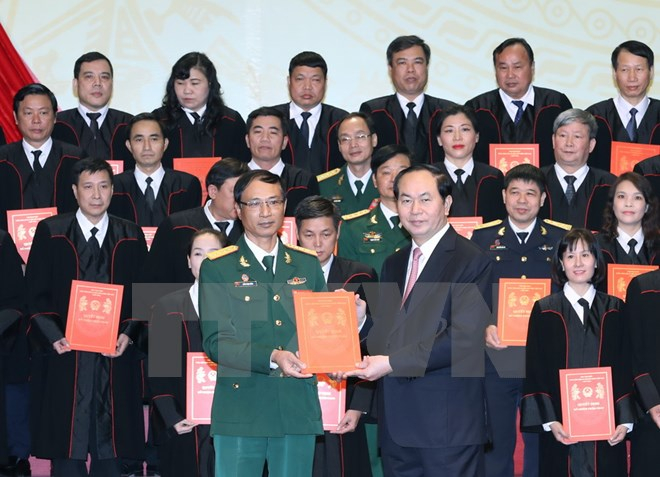 Chủ tịch nước Trần Đại Quang trao Quyết định bổ nhiệm cho c&aacute;c thẩm ph&aacute;n cao cấp. (Ảnh: Nhan S&aacute;ng/TTXVN).