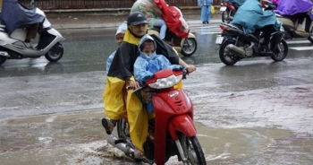 Nhịp sống Hà Nội trong mưa lạnh triền miên