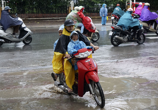 Mưa triền mi&ecirc;n khiến đường phố ẩm ướt, nhiều nơi nước đọng, việc đi lại rất vất vả.