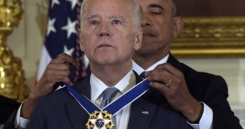Ông Joe Biden bật khóc khi được trao tặng Huân chương tự do
