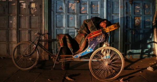 Chùm ảnh: Người vô gia cư tại Ấn Độ chống chọi mùa đông khắc nghiệt